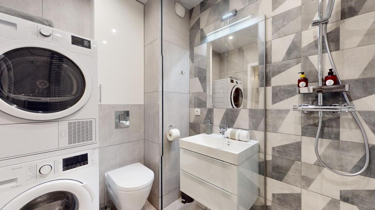 Family House Near The Market Square -Perfect For Family & Business Stays - Ksiecia Witolda Street 500 Steps To Market Square - 2 Bedrooms,2 Parking Places Wroclaw