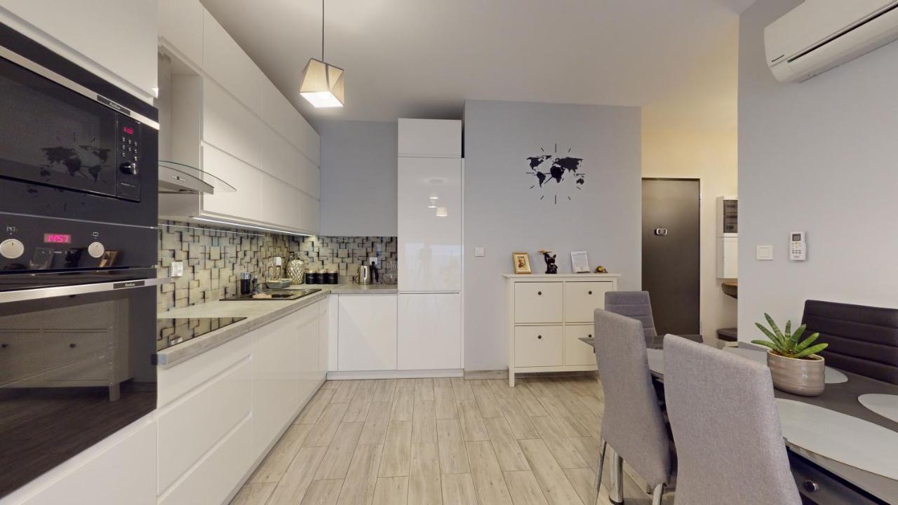 Family House Near The Market Square -Perfect For Family & Business Stays - Ksiecia Witolda Street 500 Steps To Market Square - 2 Bedrooms,2 Parking Places Apartment